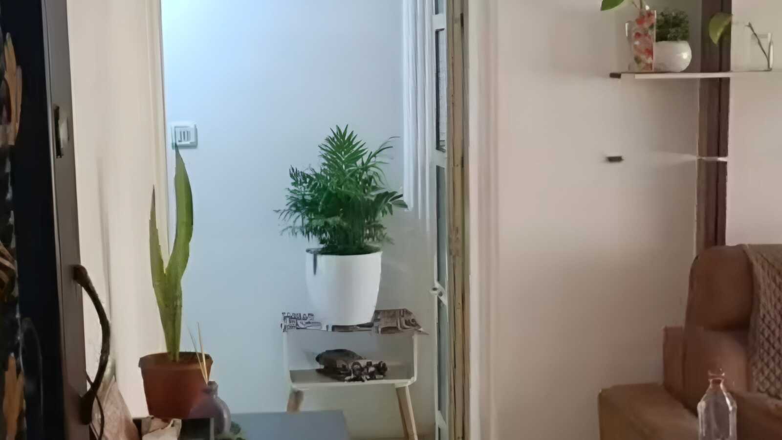Rent Semi furnished 1 Bhk in Andheri W, Lokhandwala, Link Garden Tower.
