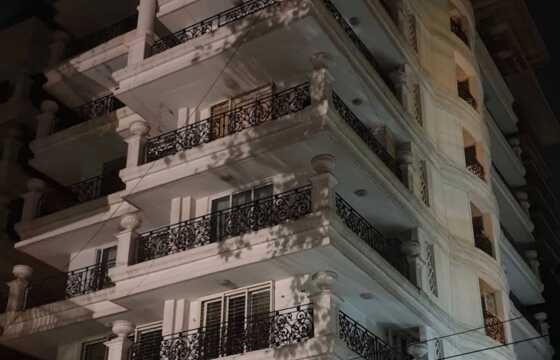 Rent Furnished 3 Bhk, 1000 sft, in Khar W, Khar Pali Rd, Deep Apartment.