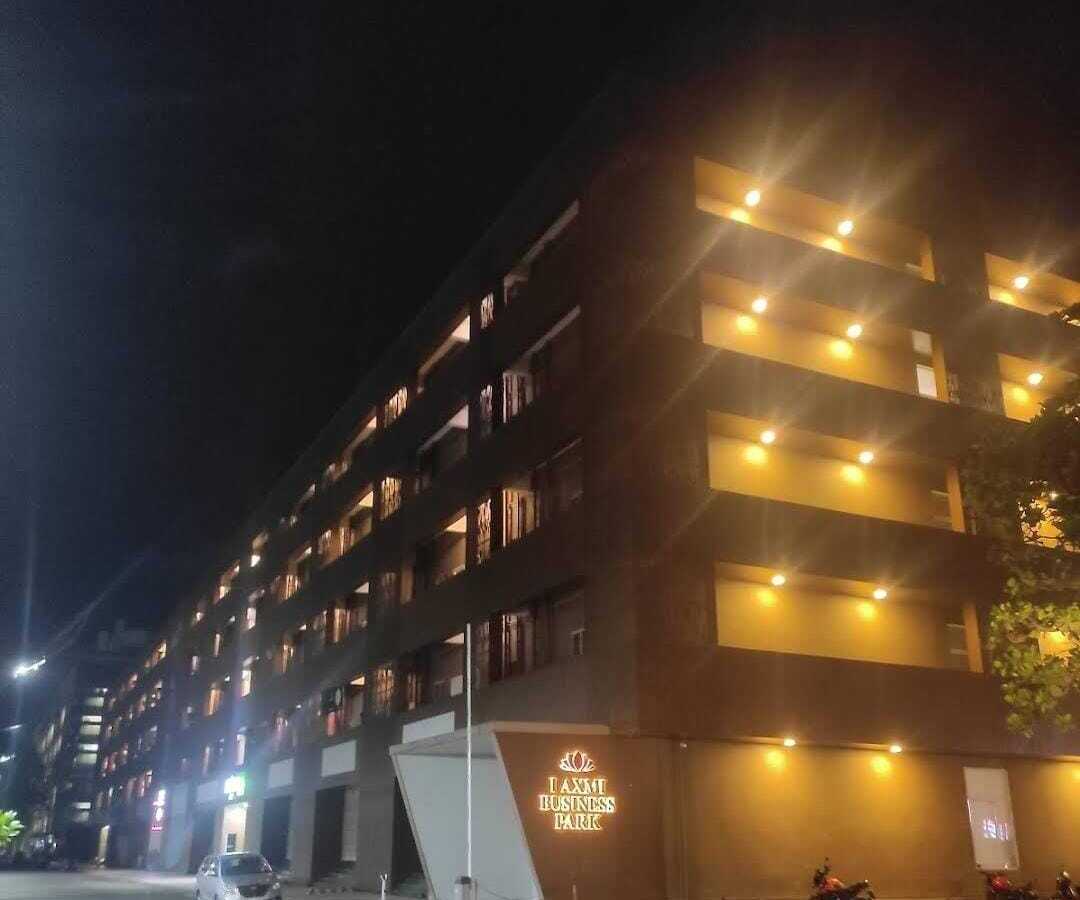 Rent F/F 1100 sft Office in Andheri W Off Link Rd, Laxmi Business Park.