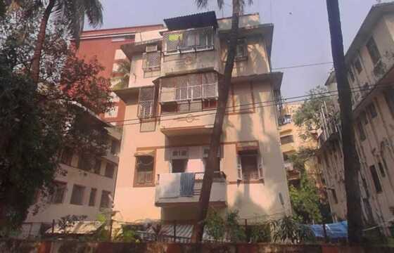 Sale 2 Bhk, 840 sft, in Bandra W, SV Rd, EM Estate.
