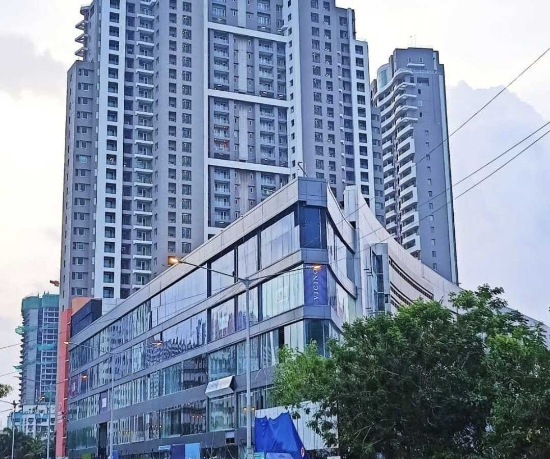 Rent Furnished 350 sft Office, Link Rd, Andheri W, in Vicino Mall.