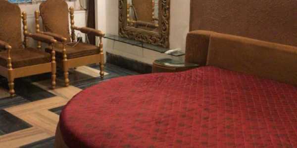 PG Room, Accommodation, Well Furnished with Bathroom in Juhu Scheme 10th Road for Rent