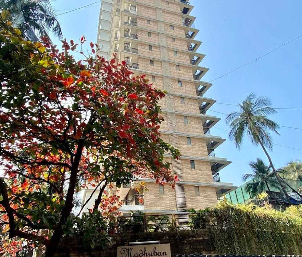 Rent S/F 3 Bhk in Bandra W Pali Hill, Madhuban Apt.