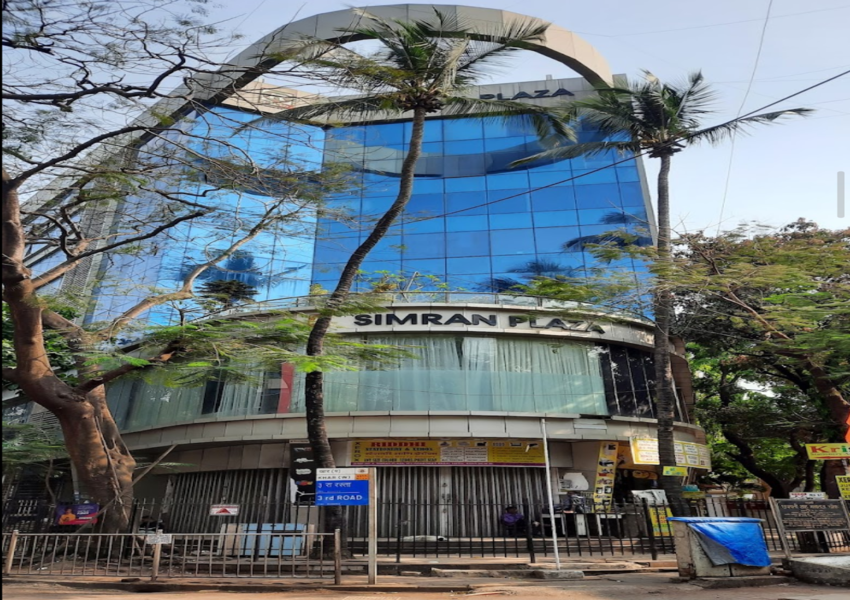 Fully Furnished Office at Simran Plaza, Khar (W), of 600 sq.ft. Area for Rent.