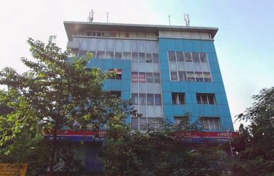 Rent Semi Furnished 325 sft Office in Andheri West, SV Rd, Center Square.