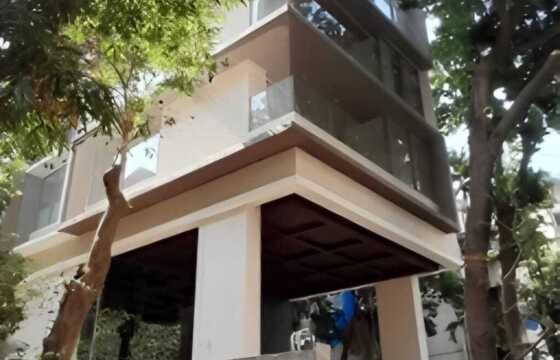 Rent, Semi Furnished 4 Bhk in Khar West, 17th Rd, Azumi.