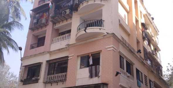 3 BHK Apartment For Rent At Waterfield Road, Bandra West.