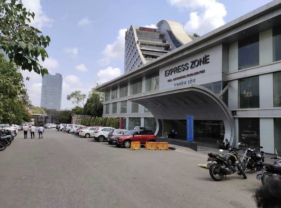 Rent 1200 sft Showroom, at Express Zone Mall, Malad E Off Western express Highway