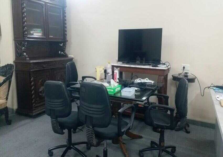Co Working Office Room 500 sqft Office at Chowpatty Sea Face for Rent.