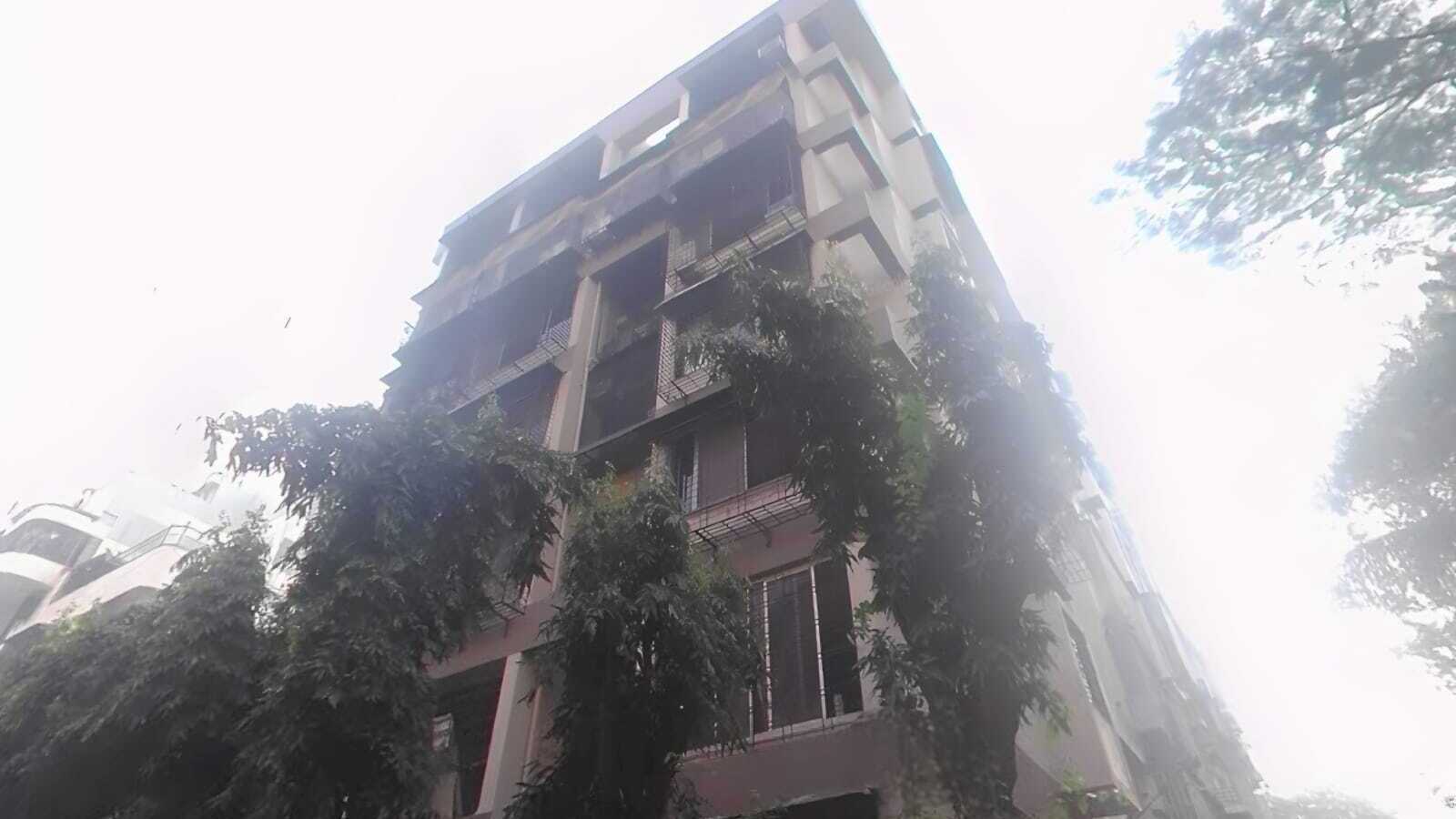 Rent Semi furnished 1.5 Bhk in Andheri W, Lokhandwala, Sea Shell Apartment.