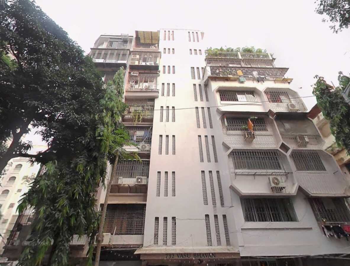 Pre Leased Sale, F/F 2 Bhk 825 sft, in Khar W, Vasu Bhavan.