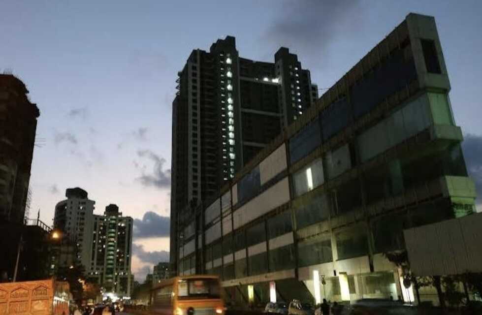 Rent Furnished 900 sft Office, Link Rd, Andheri W, in Vicino Mall.