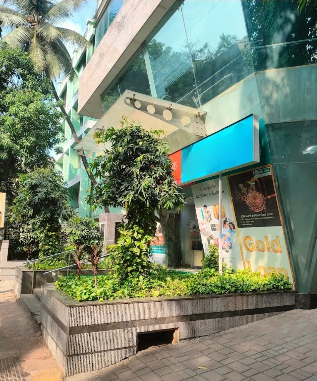 Gladdiola, Vile Parle East